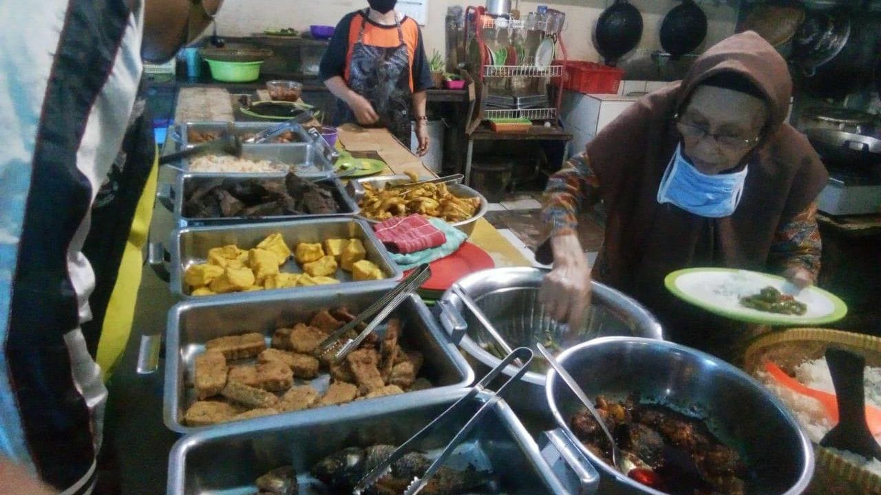 Ibu Rumah Tangga yang Produktif, Sulap Belakang Rumah jadi Warung Makan