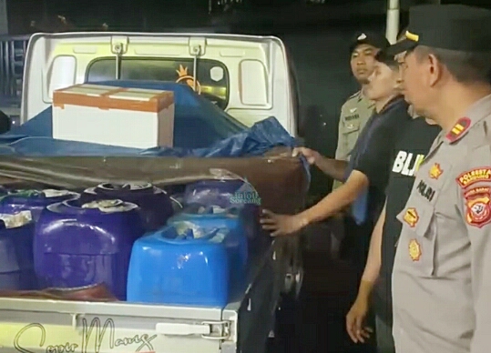 Pengiriman 1.500 Liter Tuak Digagalkan Polisi di Kabupaten Bandung - Sumber  : inisumedang.com - BeritaSatu Network