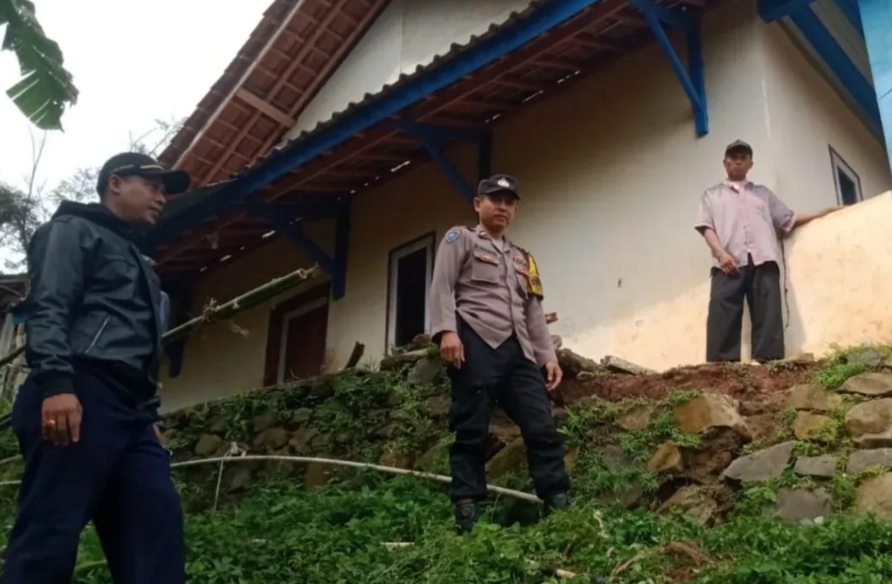 Kampung Ciparia Baleendah Dilanda Tanah Longsor, Warga Diminta Waspada