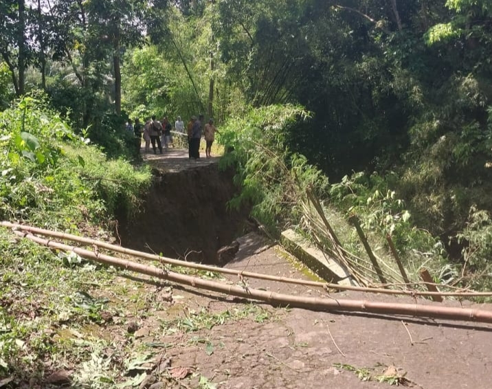 Jalan Cibeureum Wetan-Cisarua Sumedang Amblas, Akses Jalan Putus Total